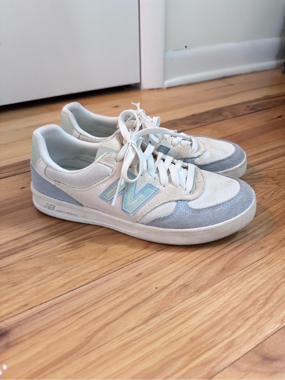 NEW BALANCE WOMEN'S 300 COURT SNEAKERS - Picture 2 of 7